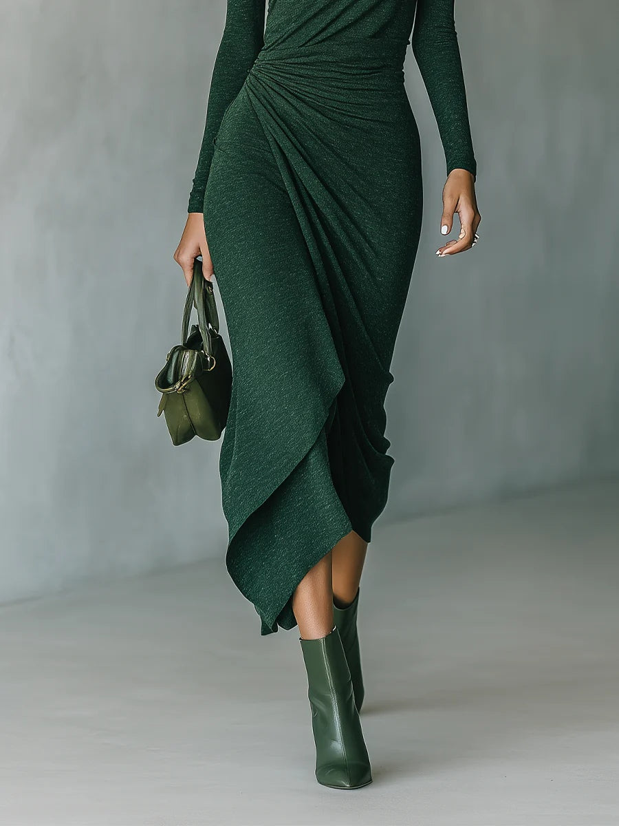 Gabriela | Vestido midi envolvente asimétrico con pliegues y cuello alto verde oscuro