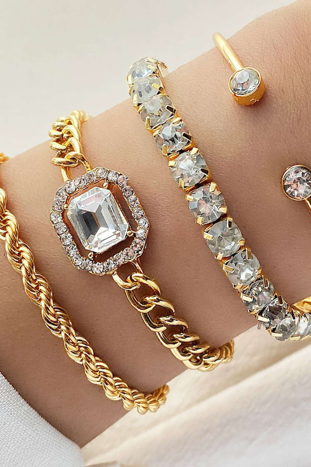 Conjunto de Pulseras con Tachuelas