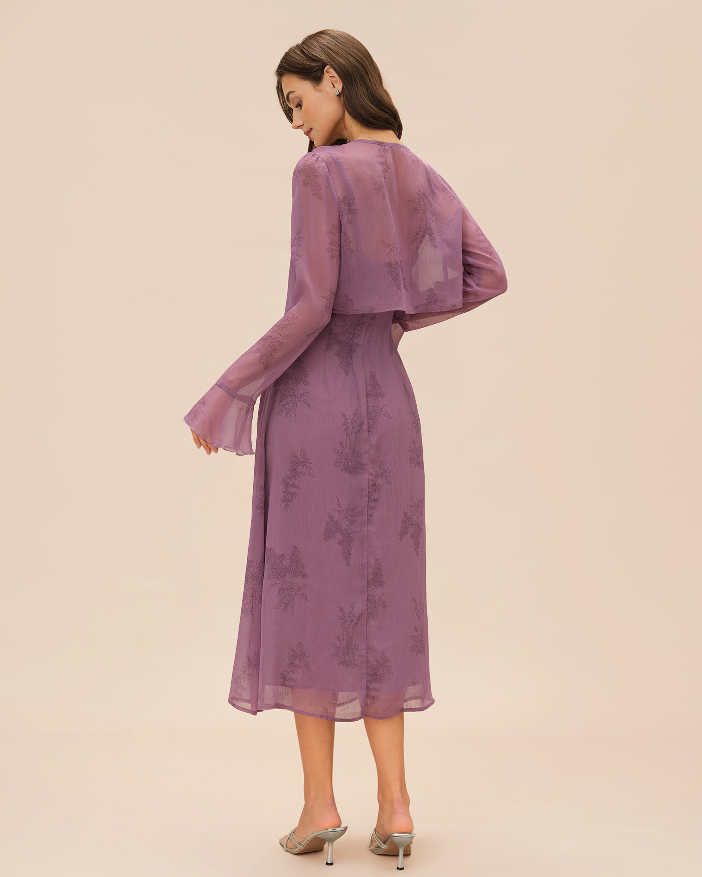 Sofía | Vestido midi liso con fruncidos y estampado floral morado