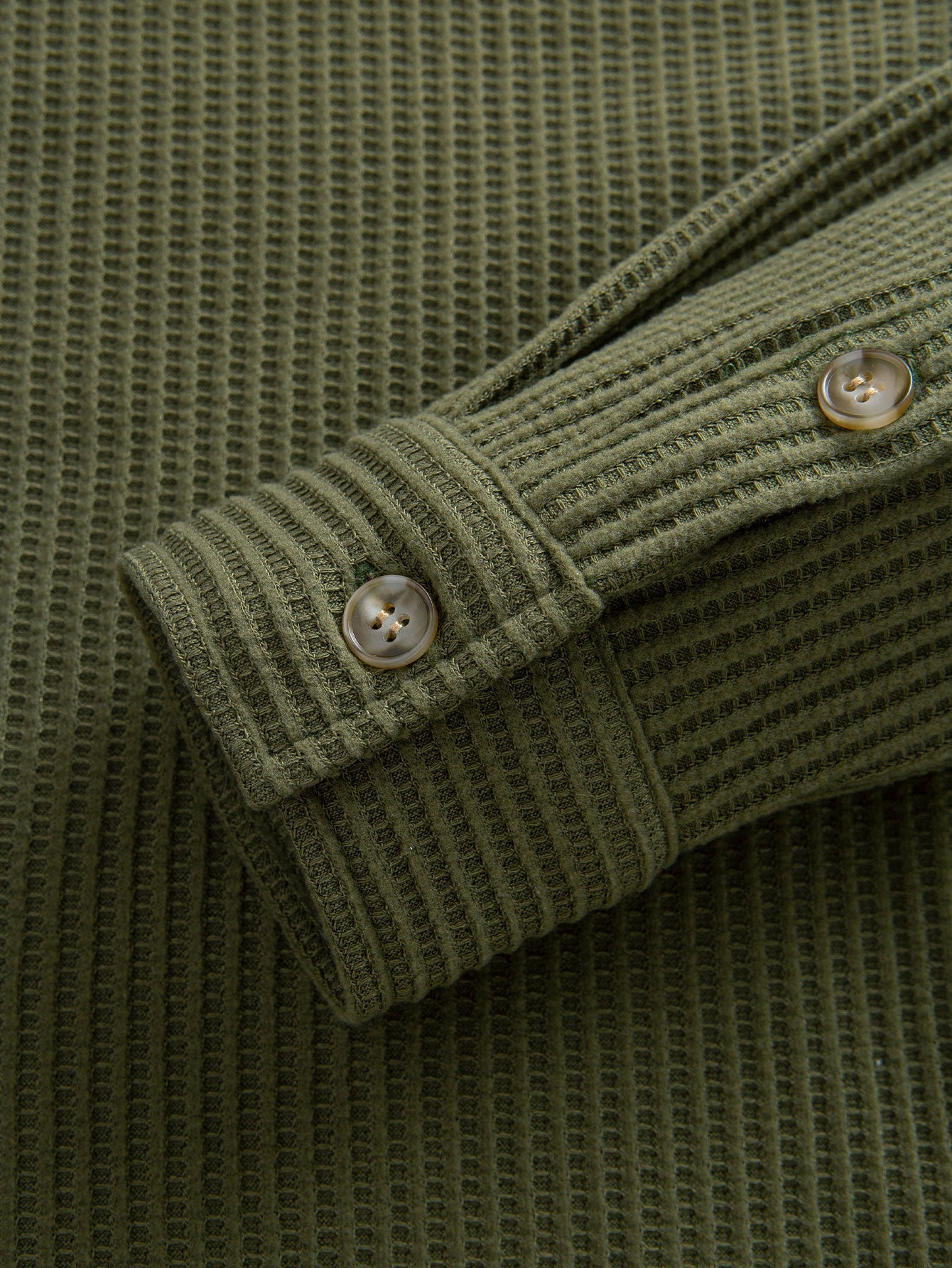 Camisa de botones con textura de gofre y mangas largas