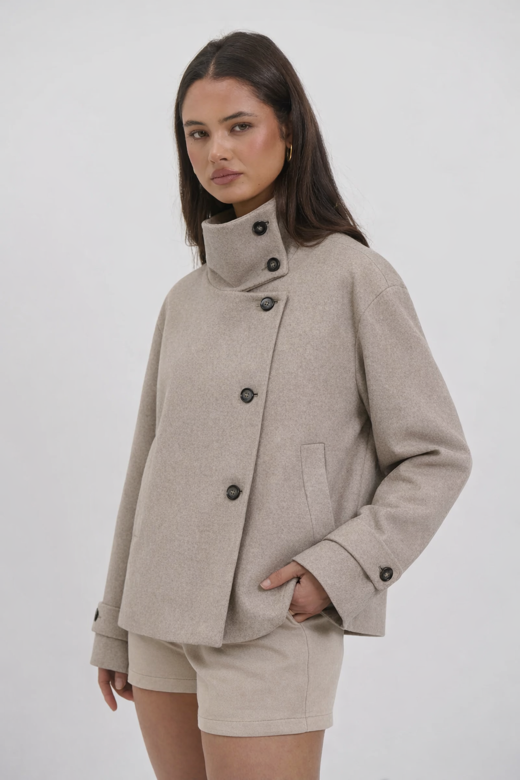 Abrigo premium con cuello alto