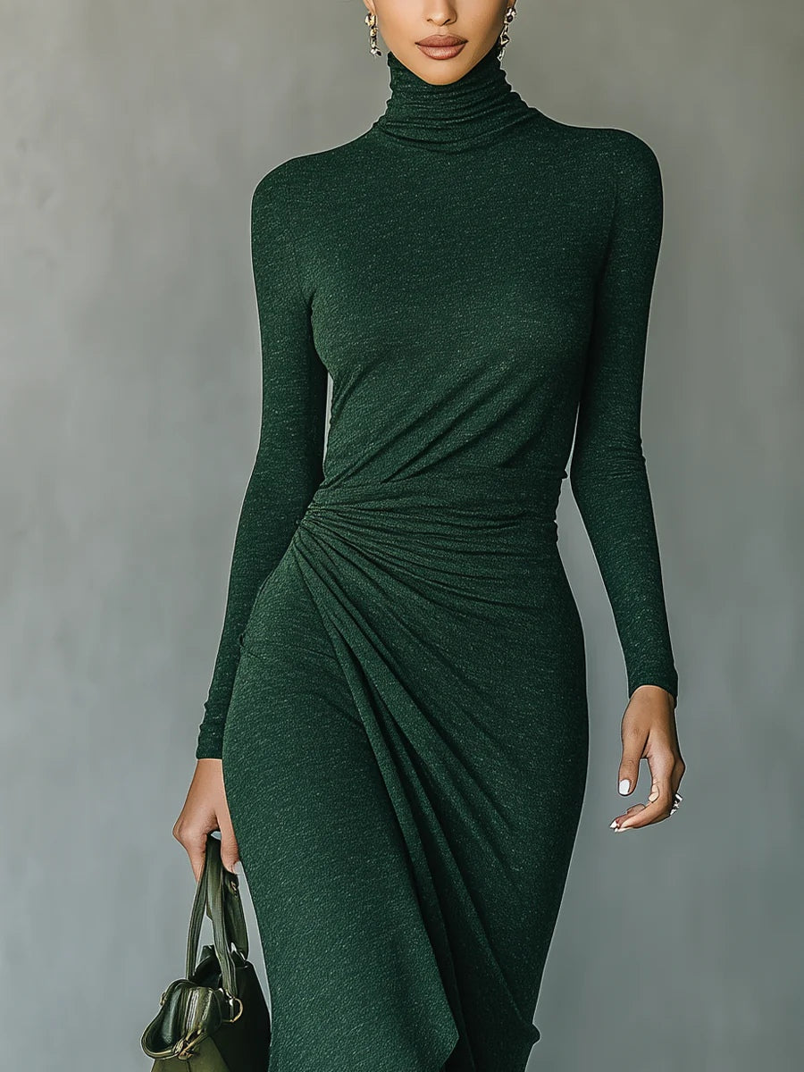 Gabriela | Vestido midi envolvente asimétrico con pliegues y cuello alto verde oscuro