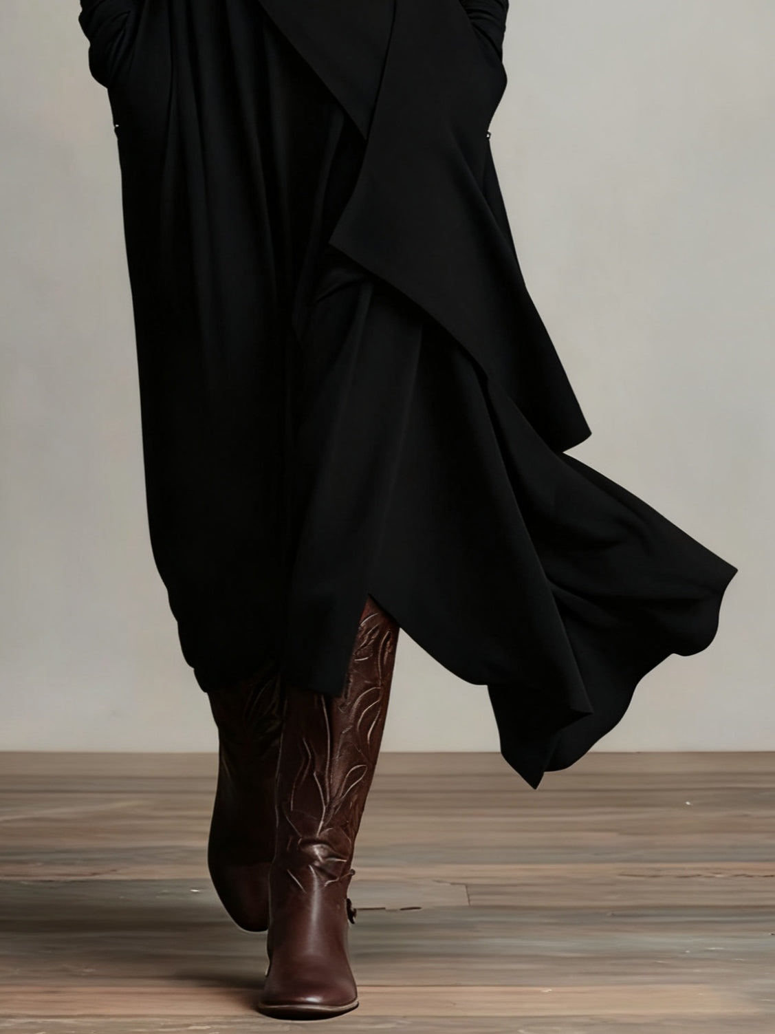 Ariadna | Vestido largo plisado asimétrico con cuello alto