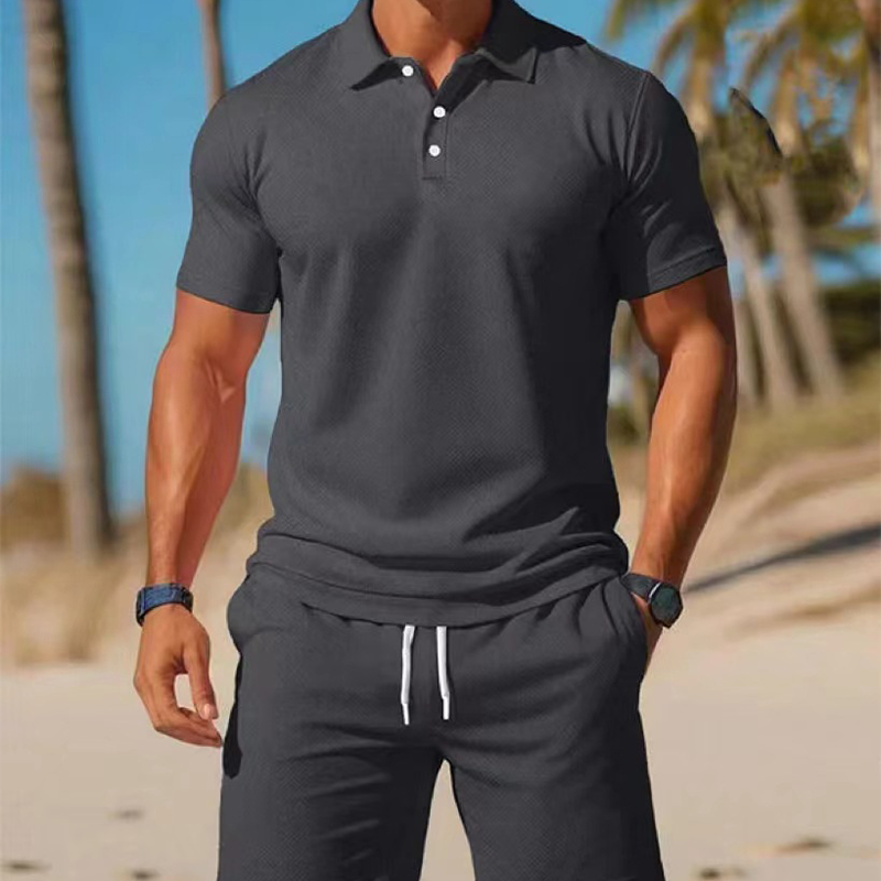 Conjunto de verano de dos piezas para hombre compuesto por un polo y unos pantalones cortos