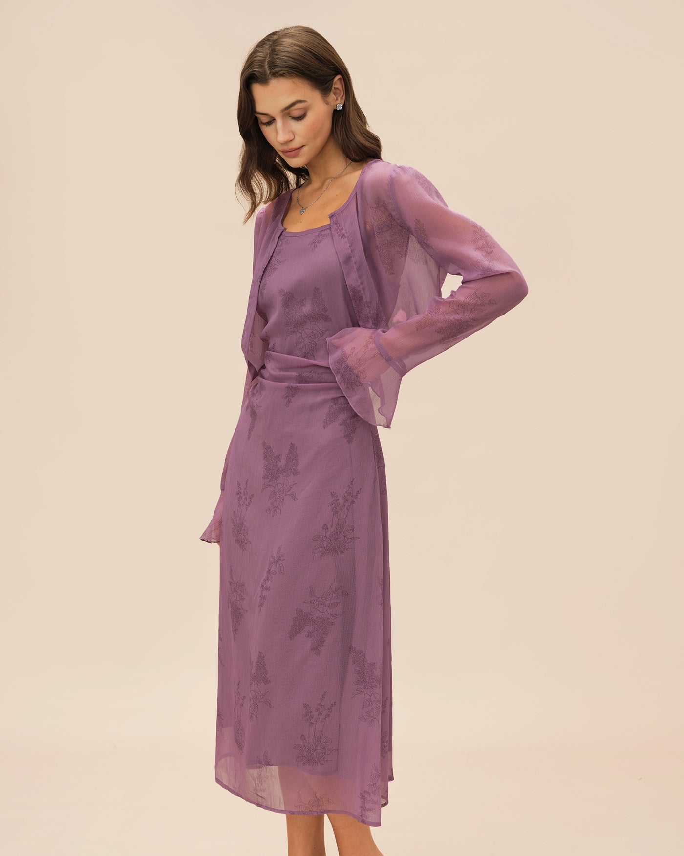 Sofía | Vestido midi liso con fruncidos y estampado floral morado