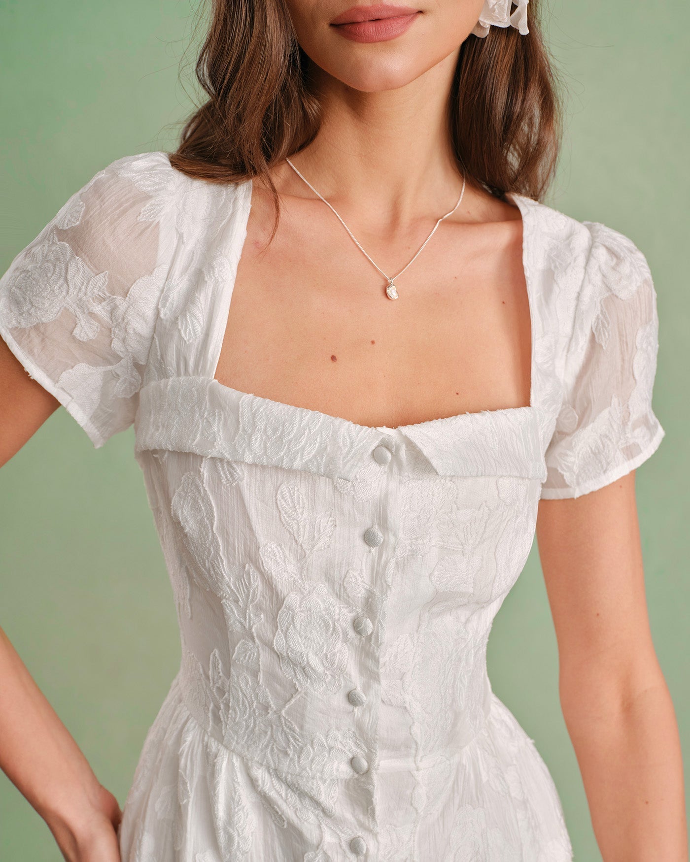 Adriana | Vestido midi blanco con cuello cuadrado y cruzado