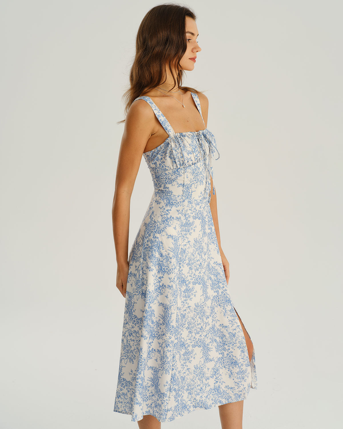 Luciana | Vestido midi azul con volantes y estampado floral