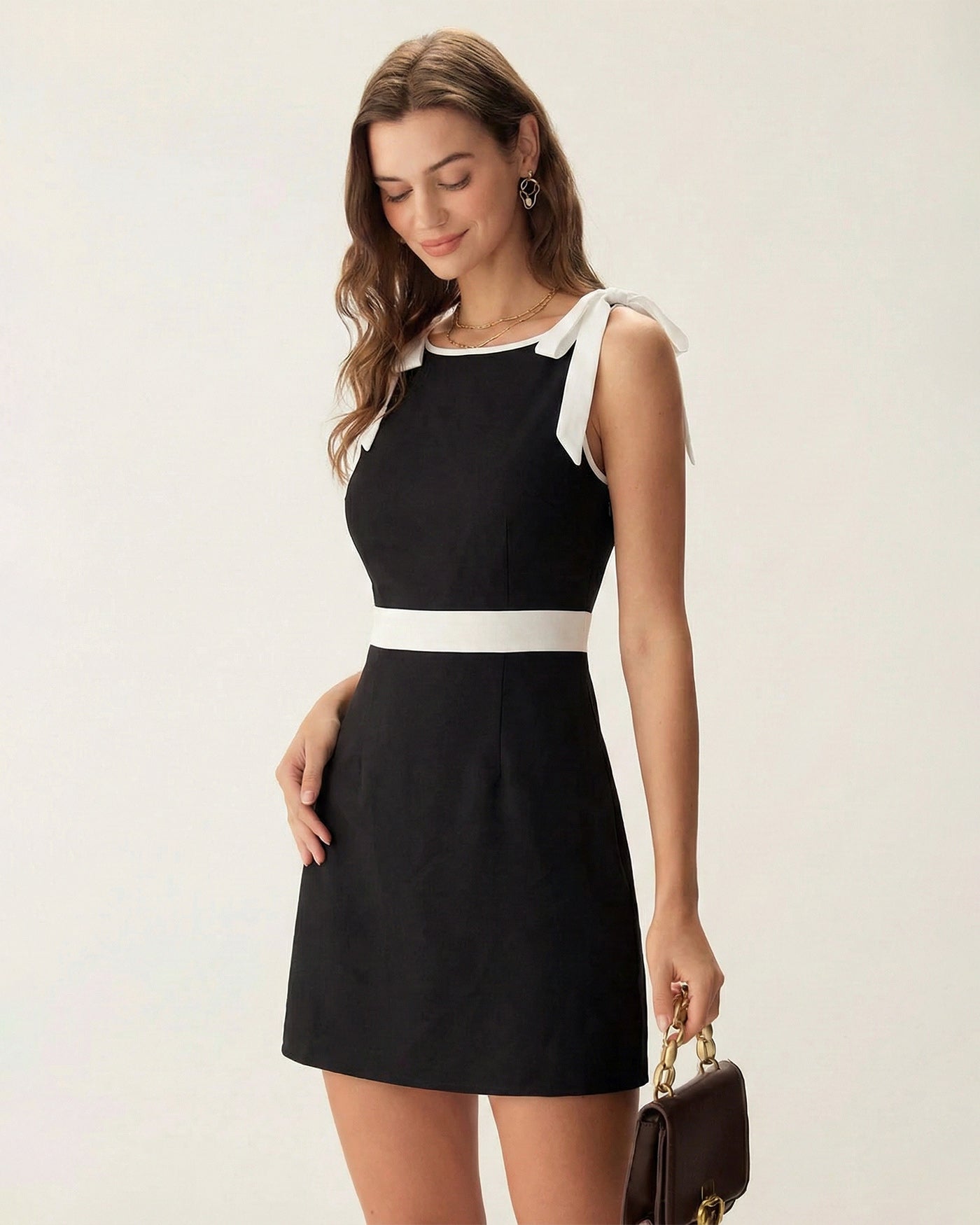 Amelia | Mini vestido negro con lazo en contraste