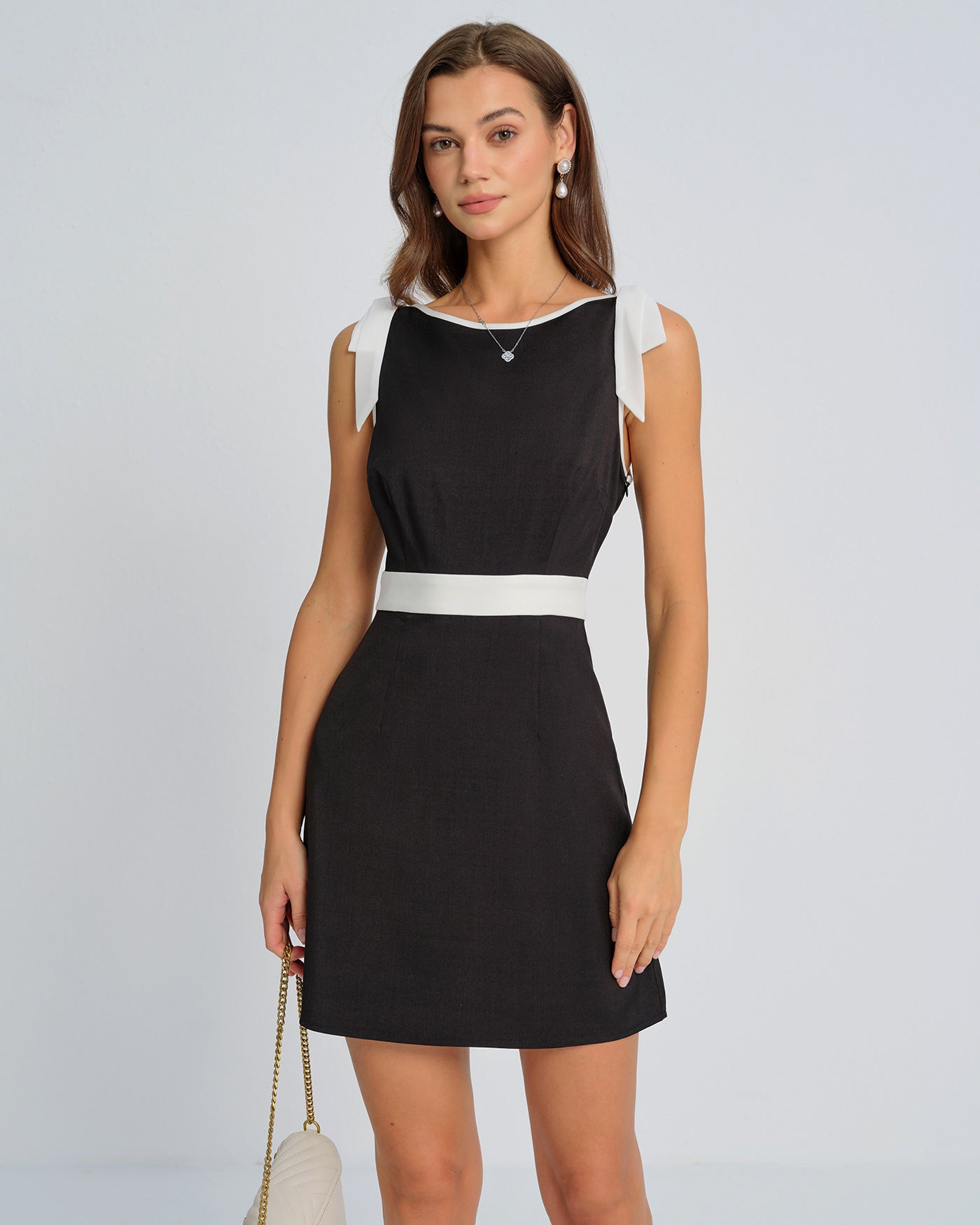 Amelia | Mini vestido negro con lazo en contraste